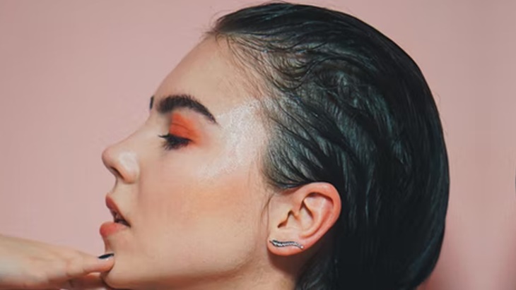 Begini Perbedaan Makeup Water-resistant dan Waterproof