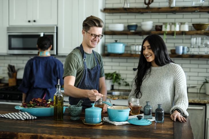 Memasak dengan orang-orang terdekat untuk menjaga keharmonisan. (Foto: Unsplash/Edgar Castrejon)