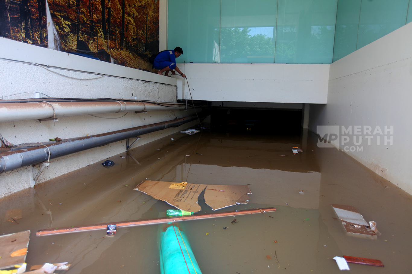 Petugas dari Dinas Sumber Daya Air (SDA) Jakarta Selatan mengoperasikan mesin pompa untuk menyedot air banjir yang menggenangi basement bangunan di Jalan Raya Kemang, Jakarta Selatan, jum'at (31/10/2025).