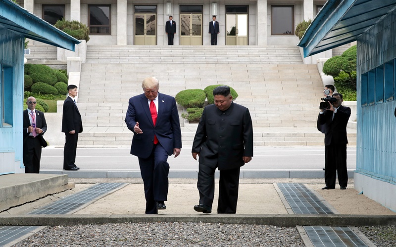 Donald Trump menjadi Presiden AS pertama yang menginjakkan kakinya di tanah Korea Utara