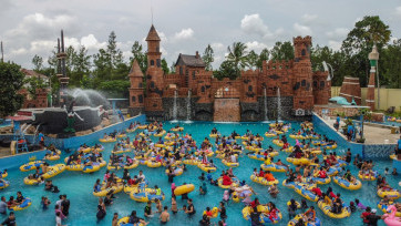 Menikmati Liburan Akhir Tahun Keluarga Dengan Bermain Wahana Air