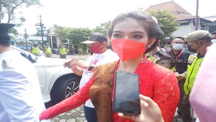 Selvi Ananda Boyong Kedua Anaknya ke Rumah Dinas Loji Gandrung