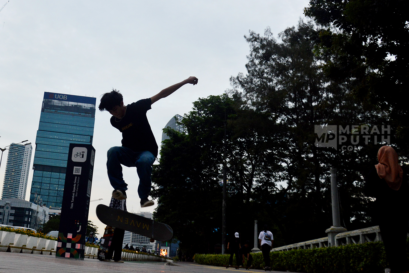 Mengintip Aktivitas Anak-anak Main Skateboard Manfaatkan Trotoar Jakarta