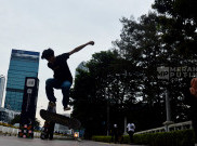 Mengintip Aktivitas Anak-anak Main Skateboard Manfaatkan Trotoar Jakarta
