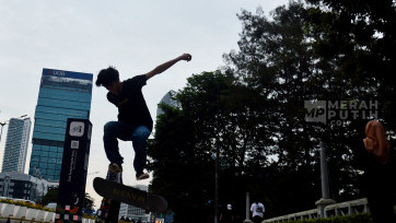 Mengintip Aktivitas Anak-anak Main Skateboard Manfaatkan Trotoar Jakarta 