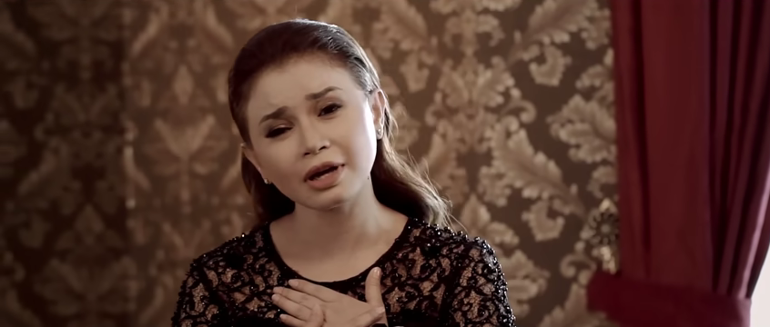 Makna Lirik lagu Bulan Dikekang Malam Rossa, Sulitnya Melepas Cinta