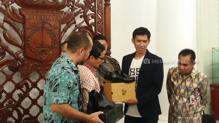 Terima Dua Sepatu, Sandi Akan Lapor ke KPK