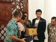 Terima Dua Sepatu, Sandi Akan Lapor ke KPK