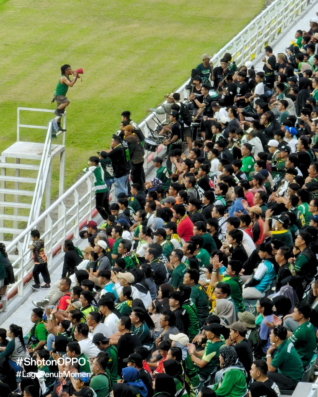 Keseruan para penggemar Persebaya saat melawan Bali United