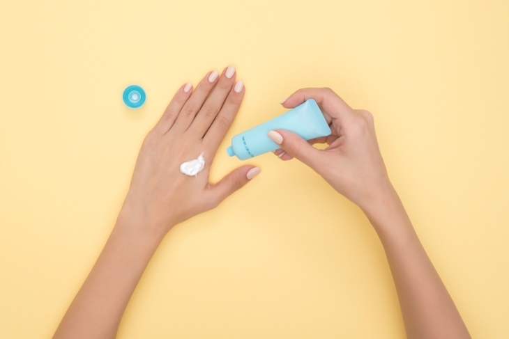 Gunakan produk kosmetik sesuai kebutuhan (Foto: Pexels/Moose Photos)