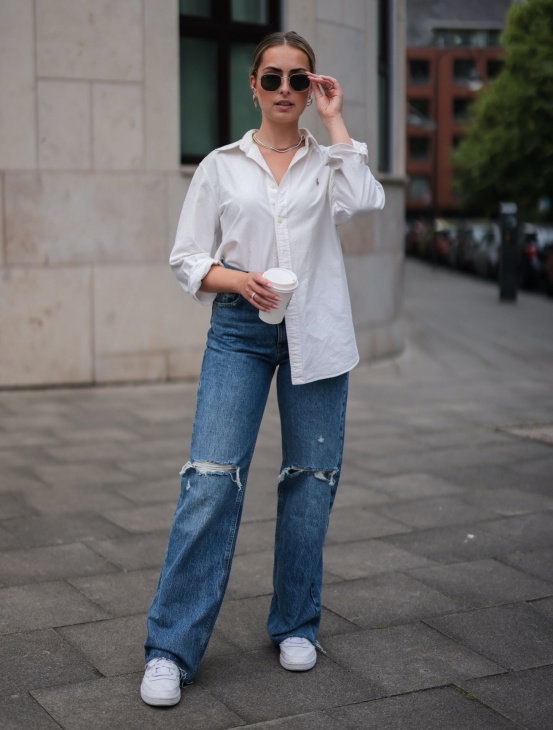 Kemeja dan mom jeans. (Foto Instyle)
