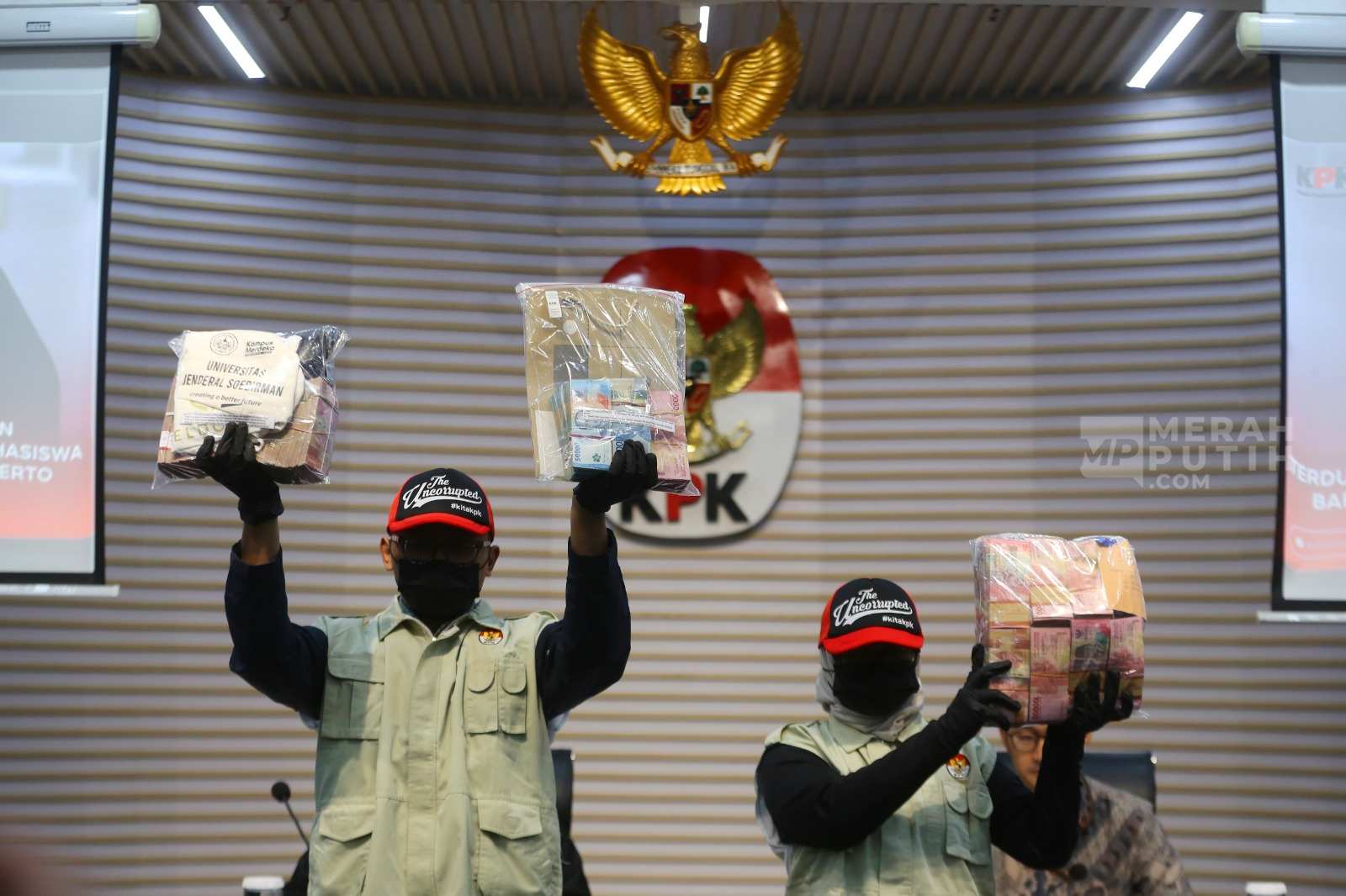 KPK Pamerkan Barang Bukti OTT Rektor Universitas Jenderal Soedirman Akhmad Sodiq