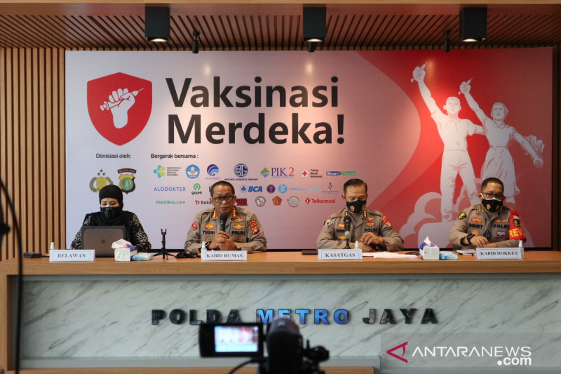 Kabid Humas Polda Metro Jaya Kombes Pol Yusri Yunus (kedua kiri) dan Irwasda Polda Metro Jaya Kombes Pol Herukoco (kedua kanan) berikan pemaparan perkembangan program Vaksinasi Merdeka dalam jumpa pers di Mapolda Metro Jaya, Rabu (11/8). ANTARA/Fianda Sjofjan Rassat