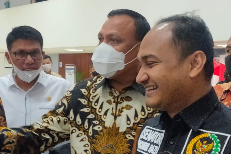 Ketua Komite I DPD RI Fachrul Razi (kanan) dan Ketua KPK Firli Bahuri (tengah) memberikan keterangan pers, di Kompleks Parlemen, Jakarta, Selasa (14/12/2021). ANTARA/Imam Budilaksono