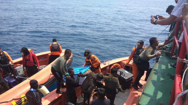 Tim Penyelam Taifib Marinir Angkat Black Box Lion Air