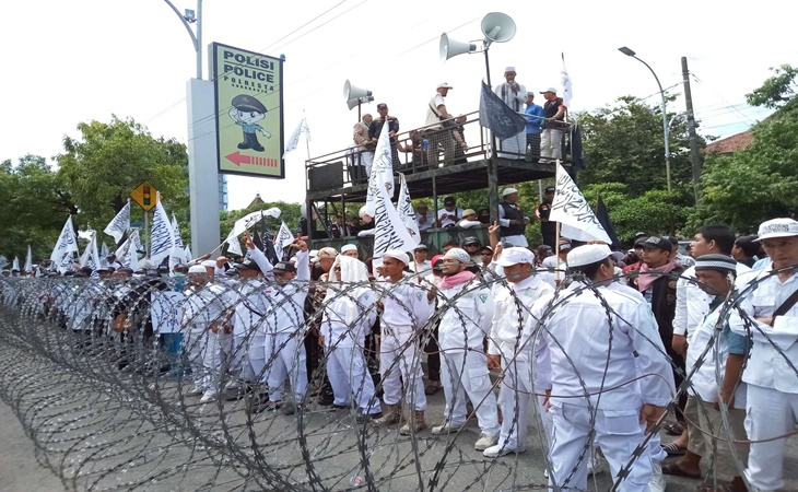 Massa FPI mengawal pemeriksaan Slamet Ma'arif di Mapolresta Solo