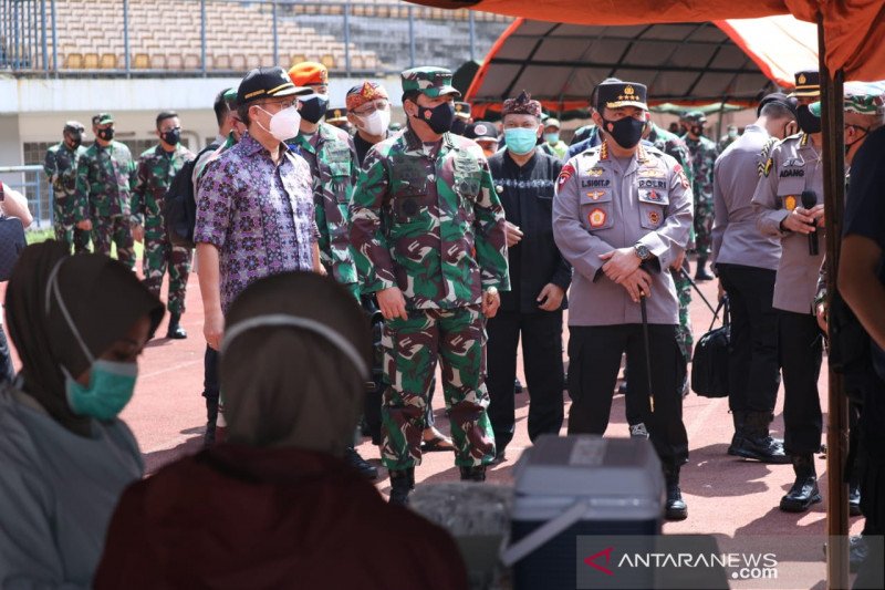 Vaksinasi di Madiun dan Bangkalan Diawasi Langsung Kapolri dan Panglima TNI