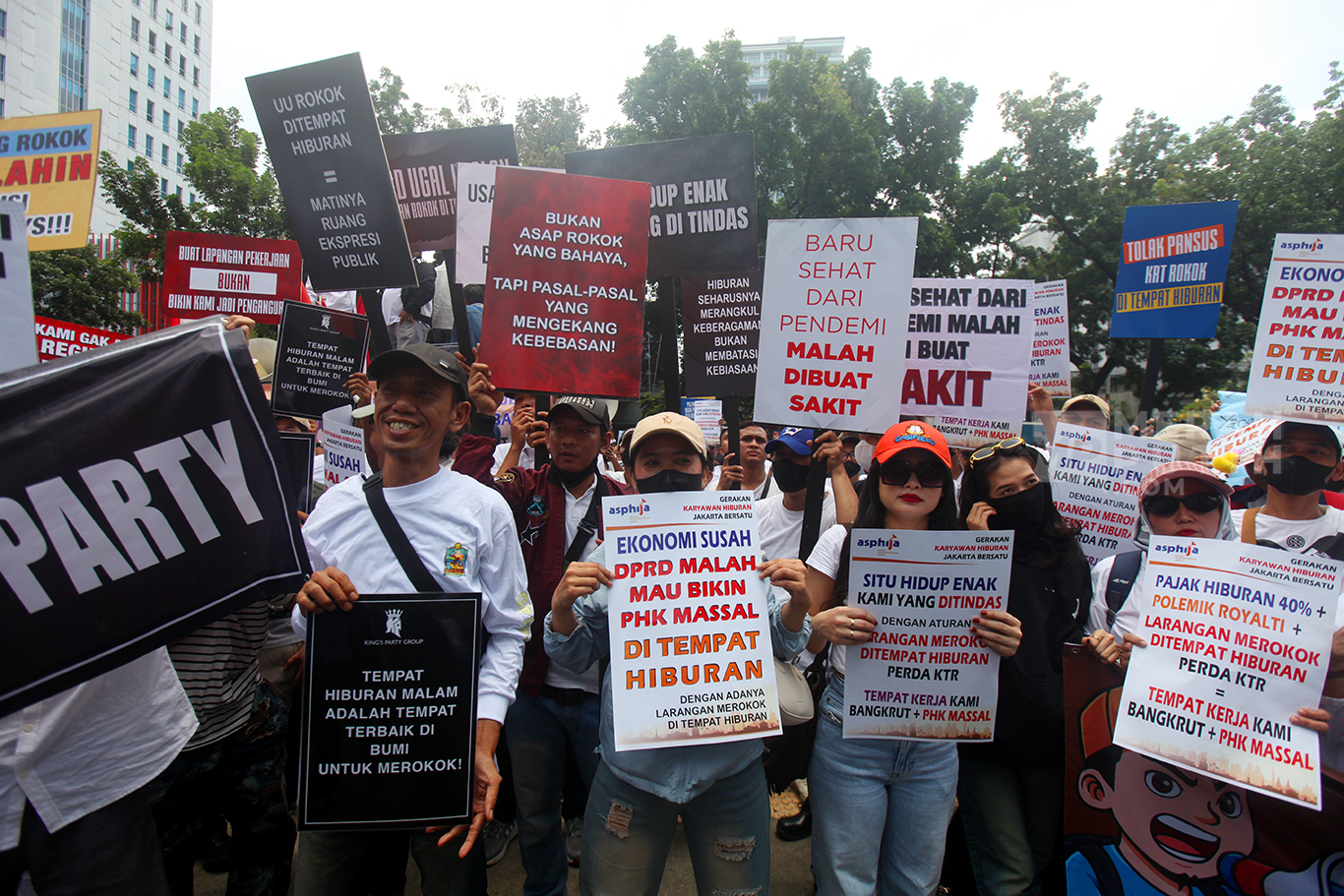 Aksi Unjuk Rasa Pekerja Hiburan Geruduk DPRD DKI Jakarta Tolak Raperda KTR