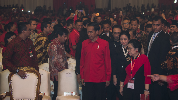 Presiden Joko Widodo (kiri) berjalan dengan Ketua Umum PDI Perjuangan Megawati Soekarnoputri (kanan) pada acara HUT ke-45 PDI Perjuangan di JCC, Jakarta, Rabu (10/1). (ANTARA FOTO/Rosa Panggabean)