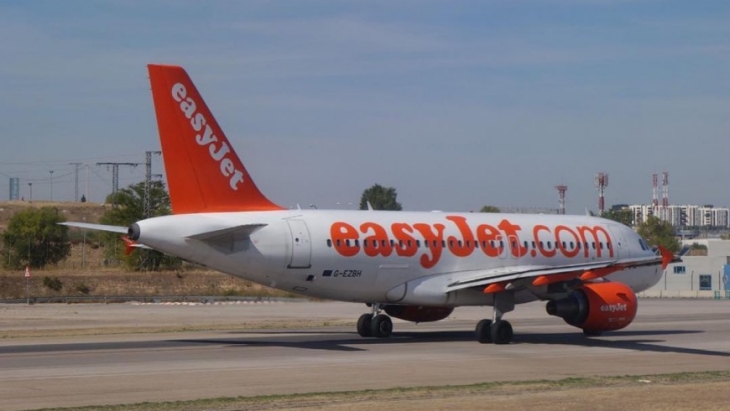 Seragam Baru Kru dan Pilot EasyJet Terbuat dari Botol Plastik