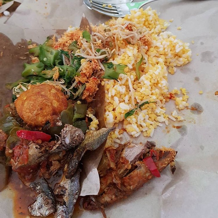 Nasi jagung khas Madura dengan lauk pauk. (Foto: instagram.com/fifiwijaya2904)