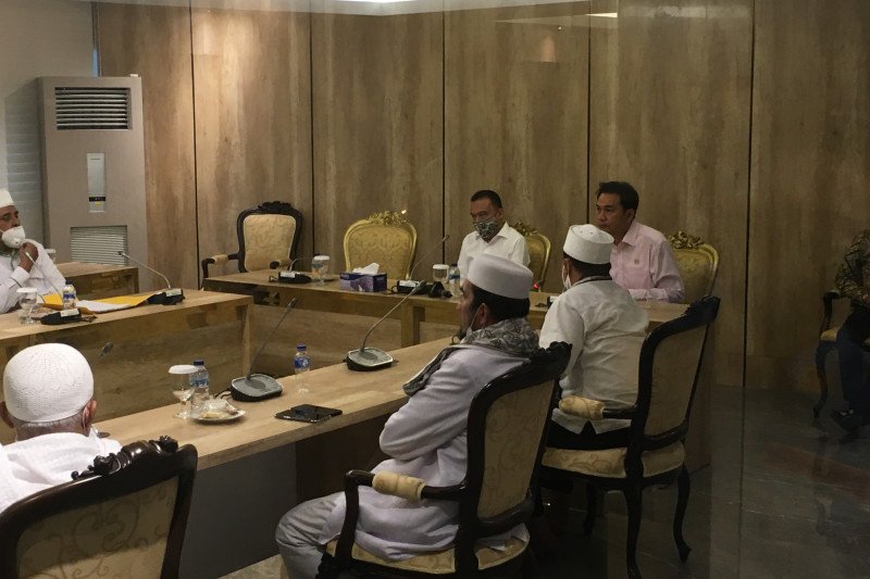Wakil Ketua DPR RI Azis Syamsuddin dan Sufmi Dasco Ahmad menemui perwakilan pendemo Rancangan Undang-Undang Haluan Ideologi Pancasila (RUU HIP) di Gedung Nusantara 3 Lantai 4, Kompleks Parlemen RI, Senayan, Jakarta (26/6/2020). (ANTARA/ Abdu Faisal)