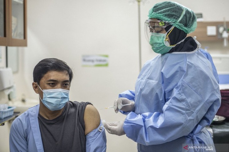 Petugas medis (kanan) menyuntikan vaksin ke seorang tenaga kesehatan (kiri) saat simulasi pemberian vaksin COVID-19 di RSIA Tambak, Jakarta, Rabu (13/1/2021). Simulasi tersebut digelar sebagai persiapan penyuntikan vaksinasi COVID-19 tahap pertama untuk tenaga kesehatan di Jakarta yang rencananya akan dilakukan oleh Pemprov DKI Jakarta pada 15 Januari mendatang. ANTARA FOTO/Aprillio Akbar/wsj.