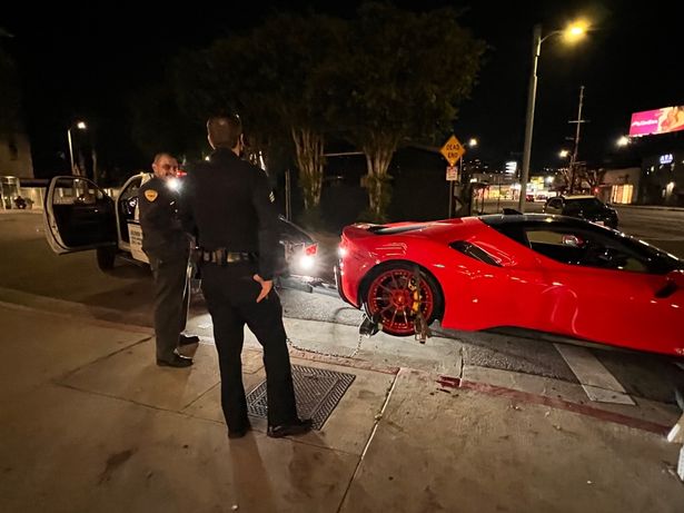 Terlihat Ferrari milik Kodak Black di lokasi kejadian. (Foto Metro)
