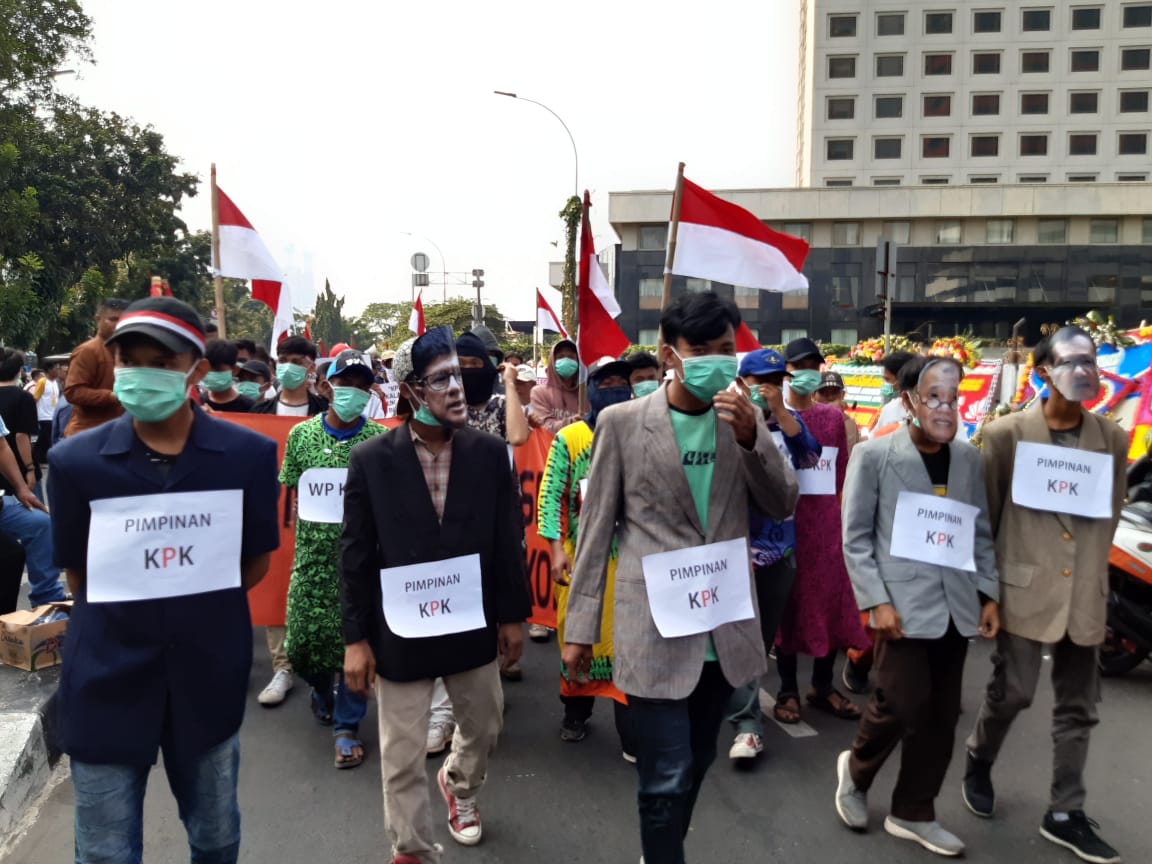 Ribuan massa pro Revisi UU KPK mengepung Gedung Merah Putih Komisi Pemberantasan Korupsi (KPK), di Kuningan, Jakarta Selatan, Senin (16/9).