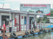 Kemenhan Serahkan Bantuan 16 Rumah Apung dan 12 Panggung di Jakarta Utara