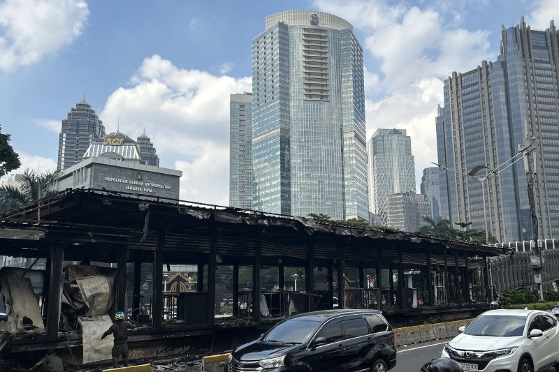 Transjakarta Hentikan Operasional Akibat Pembakaran Tujuh Halte