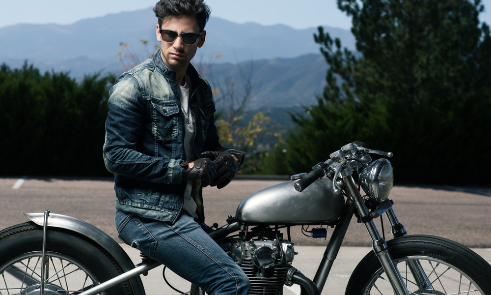 Serbaguna, ini 5 Inspirasi #OOTD Jaket Denim untuk Laki-Laki