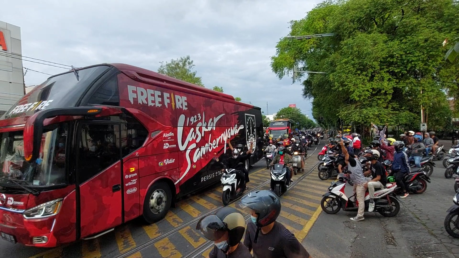 Polresta Surakarta membubarkan ribuan suporter Pasoepati yang nekat konvoi mengawal bus pemain, Senin (29/11). (MP/Ismail)