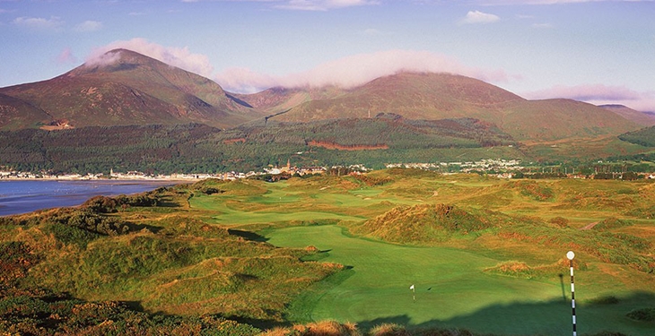 (Trivia 4) The Royal County Down G. C menghadirkan pemandangan Pegunungan Morne dan bukit-bukit pasir yang dihiasi tanaman gore (foto scotland for golf)