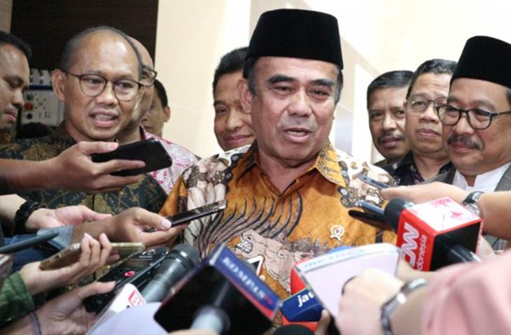 Menteri Agama Fachrul Razi usai menghadiri rapat kerja DPR-Kemenag di gedung parlemen, Jakarta, Kamis (7/11). (ANTARA/Anom Prihantoro)