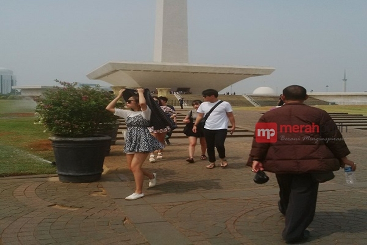 Pengunjung berjalan di sekitar pintu masuk Monas, Jakarta, Sabtu (24/10). (Foto: MP/Fachruddin Chalik)