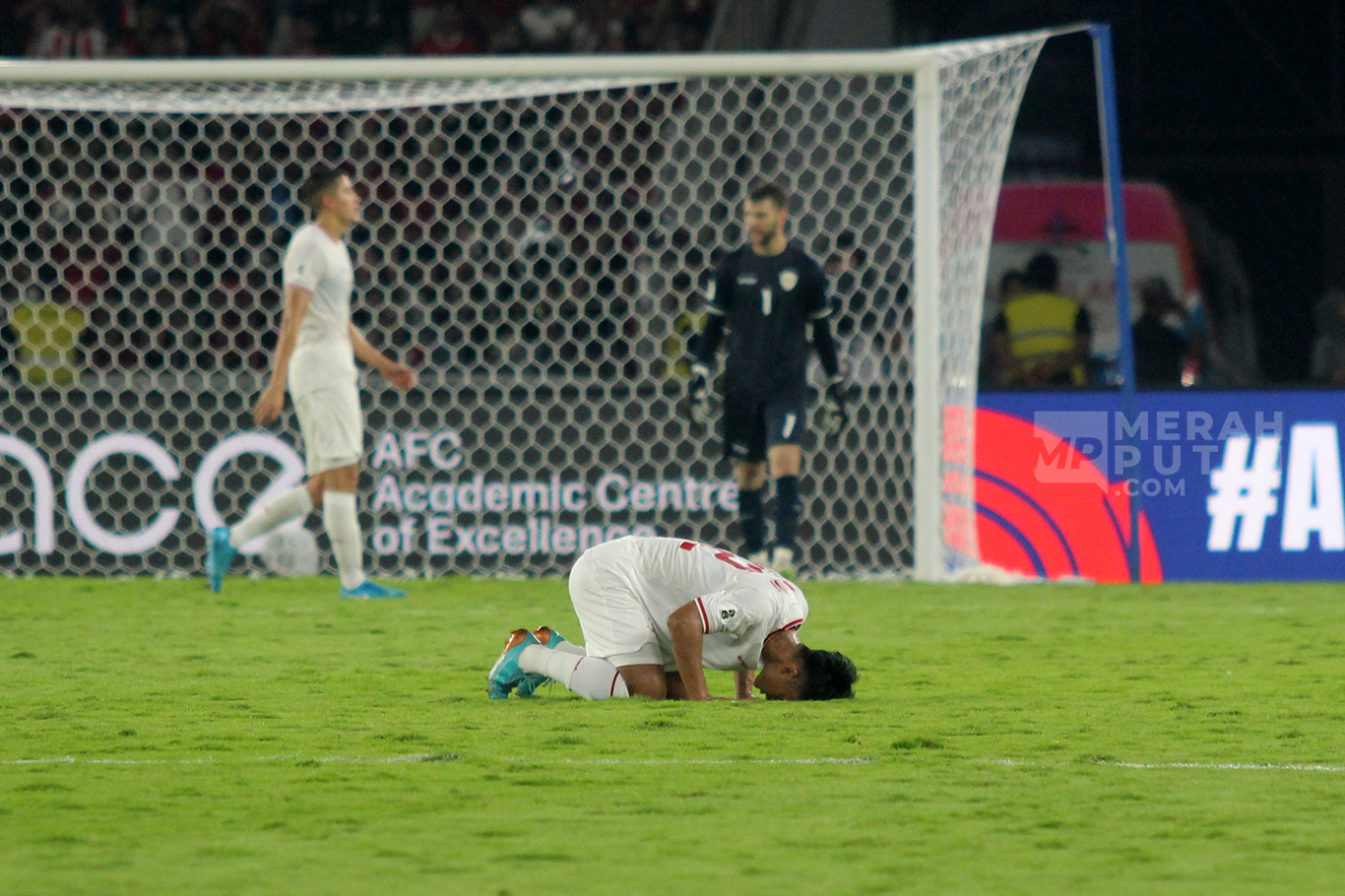 Pemain Timnas Indonesia Sandy Walsh berpelukan dengan penjaga gawang Australia Mthew Ryan dalam pertandingan kedua Grup C kualifikasi Piala Dunia 2026 zona Asia di Stadion Utama Gelora Bung Karno (SUGBK), Senayan, Jakarta, Selasa (10/9/2024).