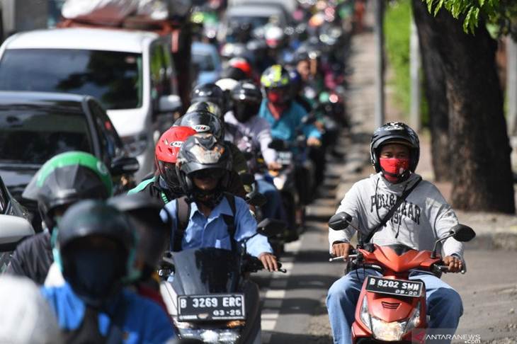 Sejumlah kendaraan terjebak kemacetan di Jalan Raya Pasar Minggu, Jakarta, Rabu (8/4/2020). Pemprov DKI Jakarta telah menetapkan masa sosialisasi penerapan aturan Pembatasan Sosial Berskala Besar (PSBB) selama dua hari yaitu 8 - 9 April 2020 sebelum menerapkan kebijakan tersebut secara penuh pada Jumat, 10 April 2020. ANTARA FOTO/Akbar Nugroho Gumay/wsj.