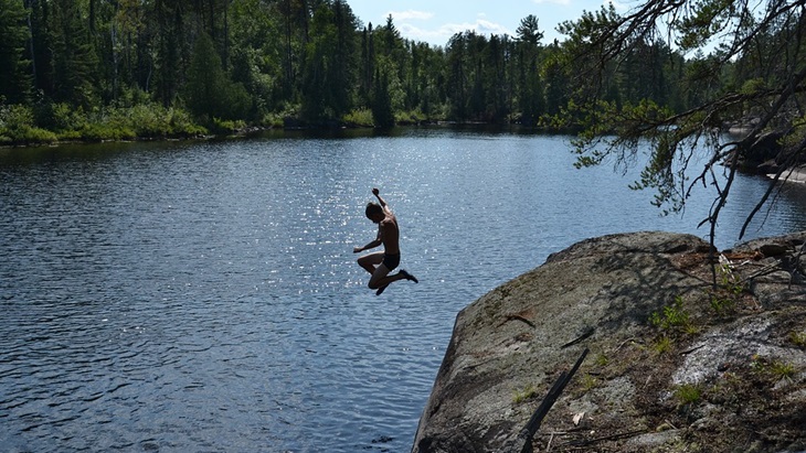 Ini yang Perlu Kamu Ketahui Sebelum Melakukan Cliff Jumping