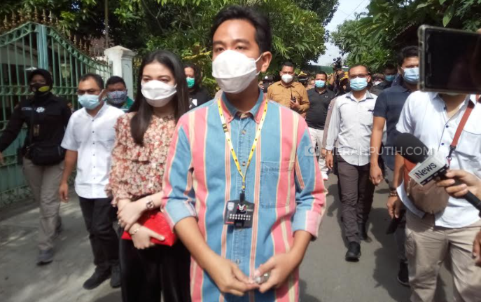Datang Pakai Pajero Sport, Keluarga Jokowi Bersama-sama Nyoblos di TPS 22