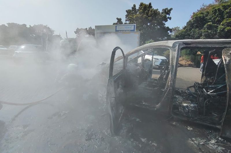 Alphard Putih Habis Terbakar Akibat Tabrakan Beruntun di PIK