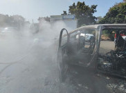 Alphard Putih Habis Terbakar Akibat Tabrakan Beruntun di PIK