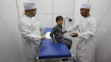 Suka Cita Ratusan Anak Ikuti Sunatan Massal di Gedung DPR Jakarta 