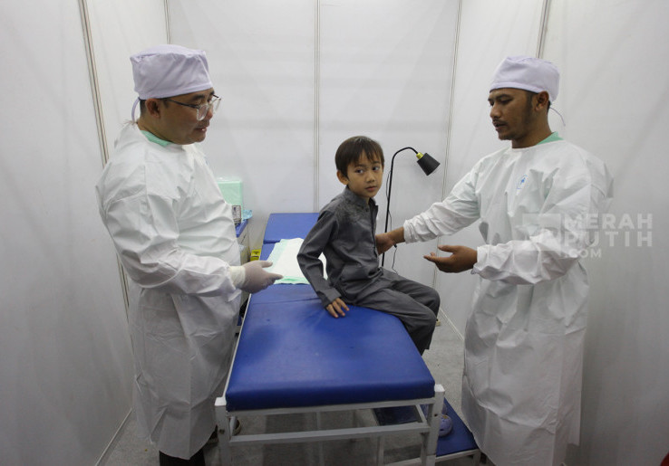 Suka Cita Ratusan Anak Ikuti Sunatan Massal di Gedung DPR Jakarta 