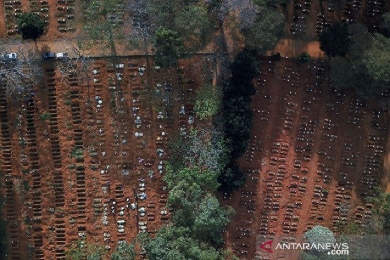 Kuburan terbuka dan sudah terisi terlihat saat penyebaran penyakit virus korona (COVID-19) di pemakaman Vila Formosa, pemakaman terbesar di Brazil, di Sao Paulo, Brazil, Jumat (22/5/2020). Foto diambil dengan drone. (REUTERS/Amanda Perobelli/wsj/cfp)