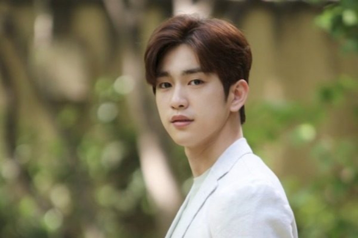 Jinyoung Eks GOT7 Perankan Karakter Kembar di 'Christmas Carol'