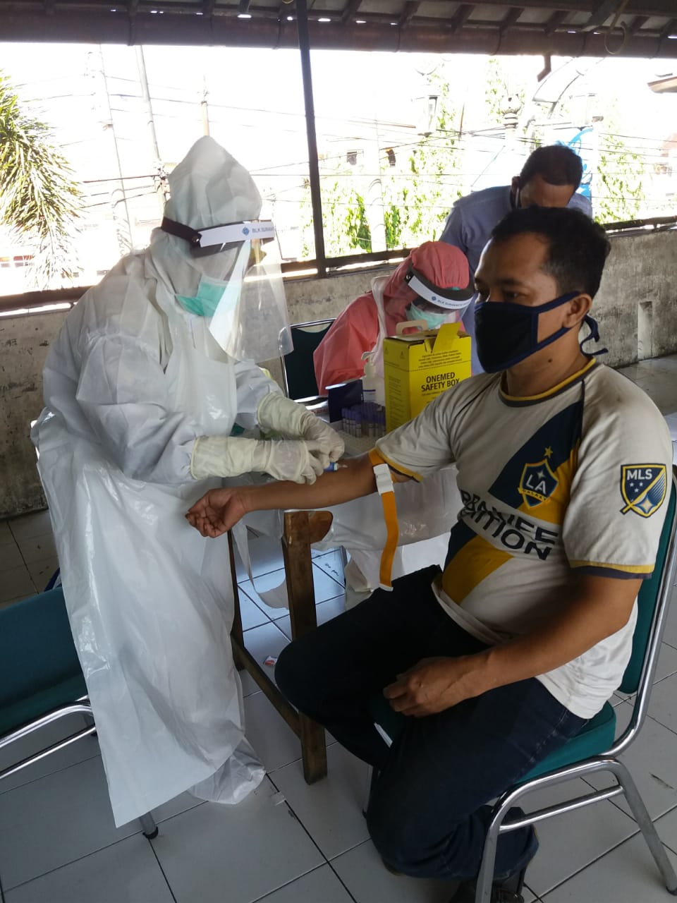 Pedagang pasar tradisional mendapatkan tes anti body untuk mendeteksi COVID-19. (MP/Ismail)
