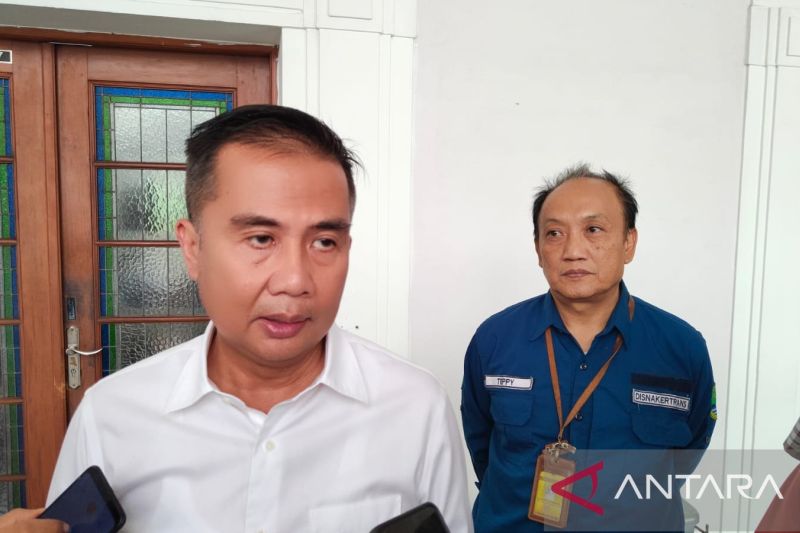 Bey Larang Satpol PP Tertibkan Spanduk Kampanye Tanpa Perintah Bawaslu 