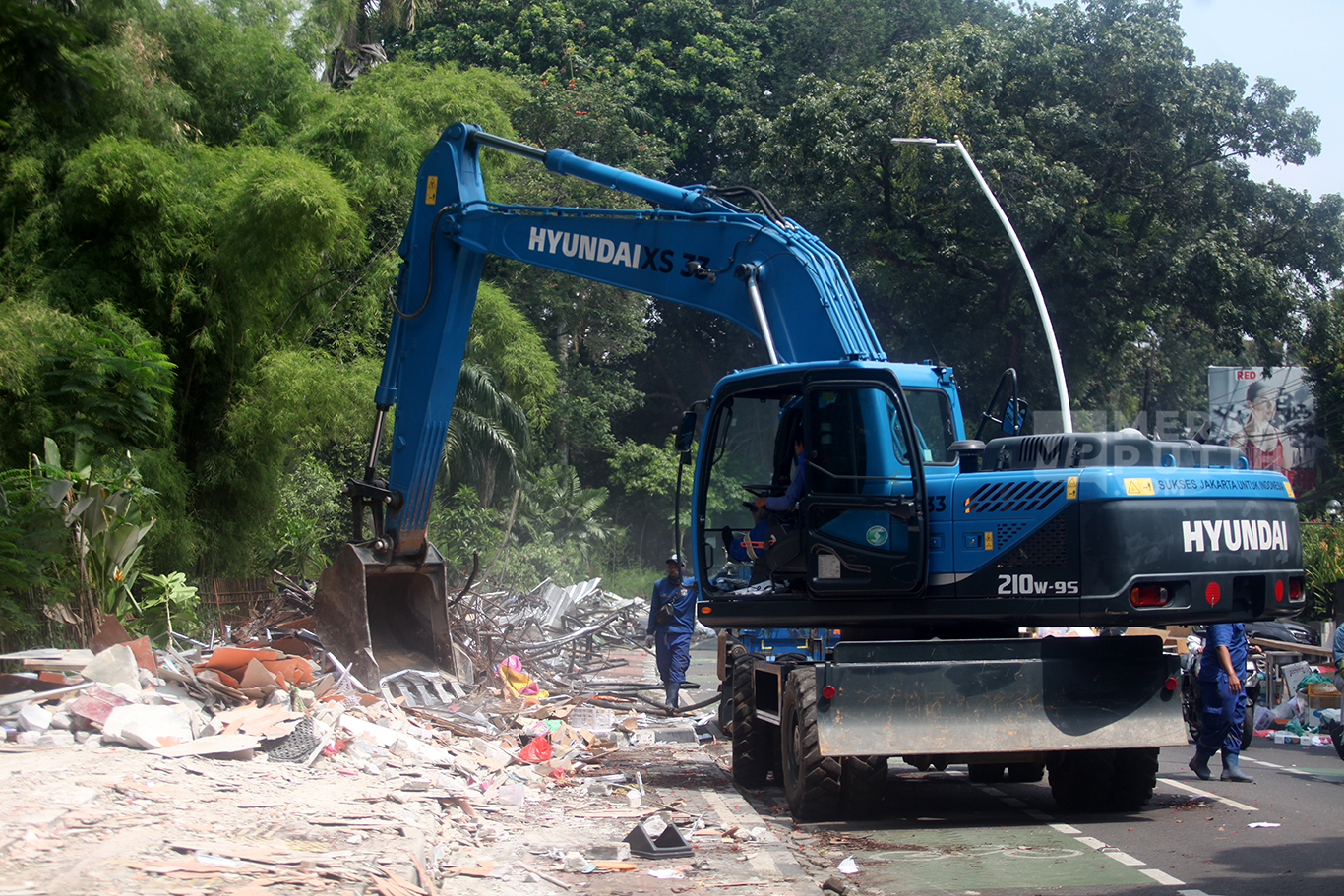 Eskavator melakukan perobohan bangunan kios Pasar hewan Peliharaan Barito, Jakarta Selatan, Senin (27/10/2025).