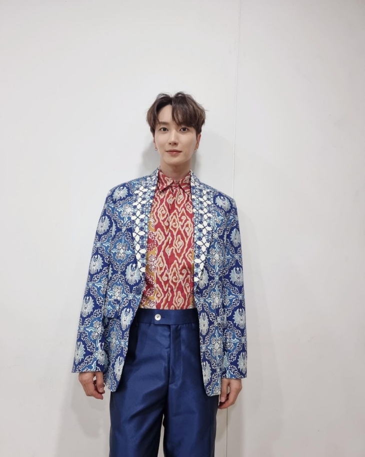 Leeteuk terlihat tampan dengan memakai batik (Foto: instagram/@xxteukxx)